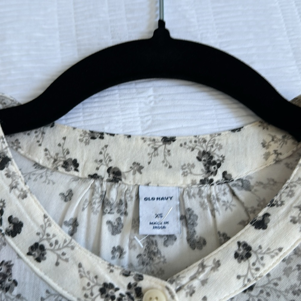 Old Navy—Top- size xs - Picture 5 of 7